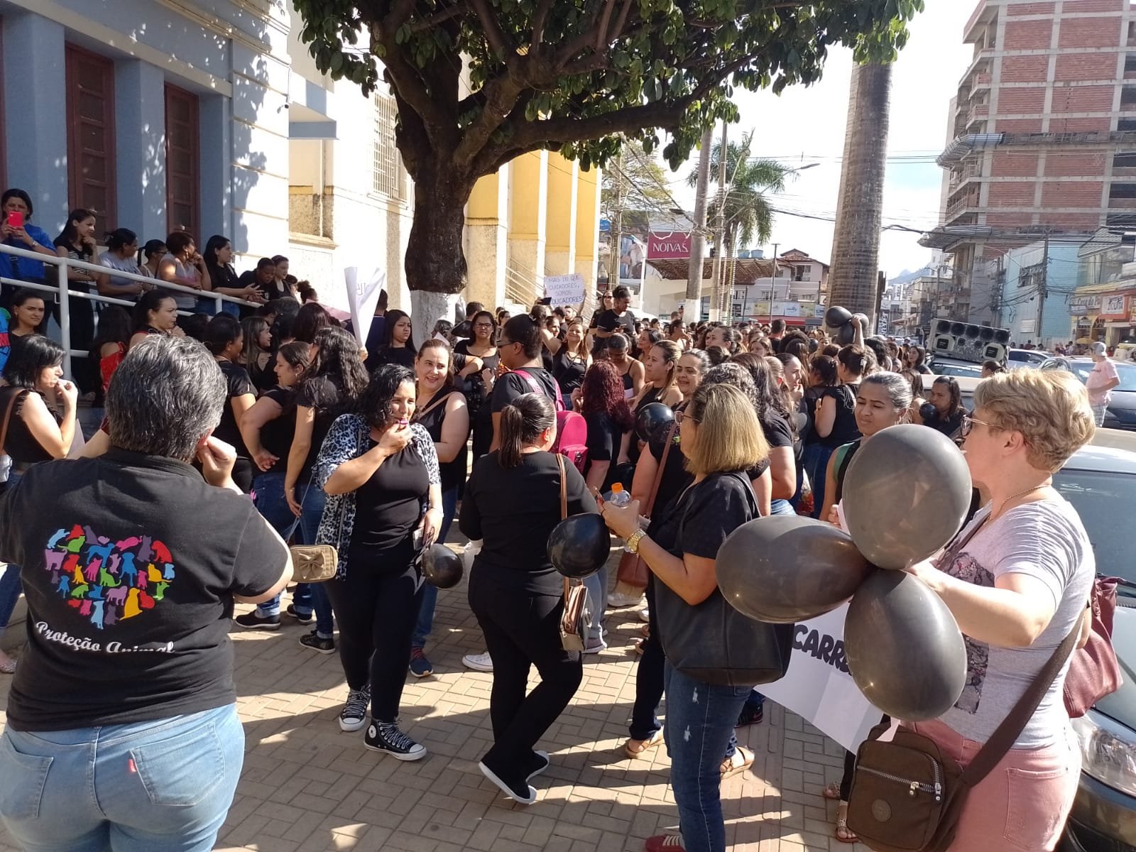 Portal Caparaó Servidores de Manhuaçu fazem manifestação prefeitura